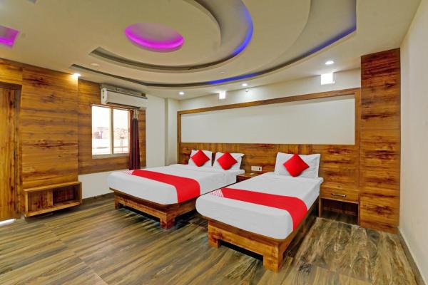 The photo shows the Hotel O OXY Shivani Residency located in the city of Nāmkom.