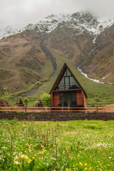 A la foto es mostra l'objecte Sunset Cottage Kazbegi situat a la ciutat de Kazbegi.