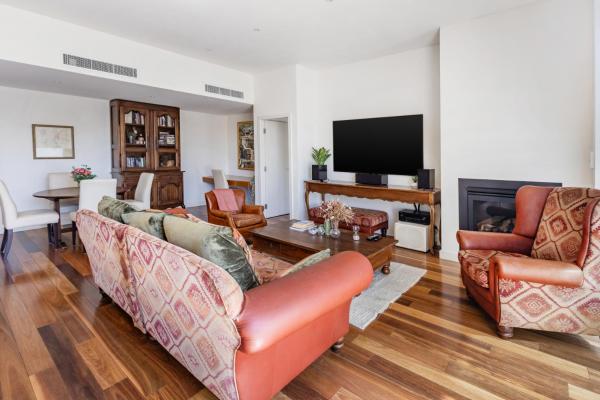 Auf dem Foto ist das Objekt Bright & Spacious Penthouse by Parliament House in der Stadt Barton zu sehen.