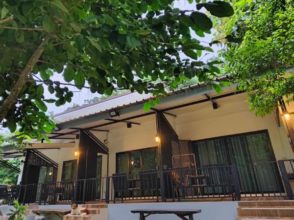 Στη φωτογραφία φαίνεται το αντικείμενο บ้านสามฤดู Baansamruedo που βρίσκεται στην πόλη Ban Diso.