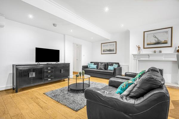 Spacious Apartment 5 Mins Walk To South Kensington, Hyde Park, Chelsea, Perfect For Families, Free Tea, Coffee, Super Fast Wifi - London