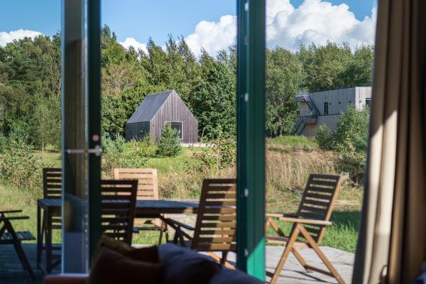 Na fotografii je vidět objekt Waterfront Escape I Svencele I 2BR I Terrace I ᴄᴏʜᴏsᴛ nacházející se ve městě Piauliai.
