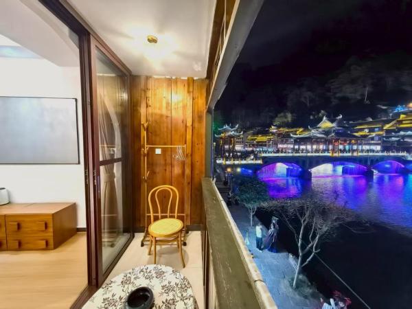 A la foto es mostra l'objecte Fenghuang Color River View Villa situat a la ciutat de Mayang.