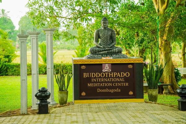 写真にはBulatsinhala市にあるBuddothpado International Meditation Centerが写っています。