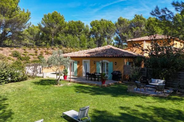 A la foto es mostra l'objecte The Maisonnette in the pines situat a la ciutat de Ventabren.