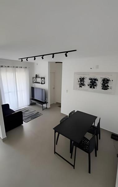På billedet ses objektet Apartamento completo, com vaga, varanda e piscina beliggende i byen Cotia.