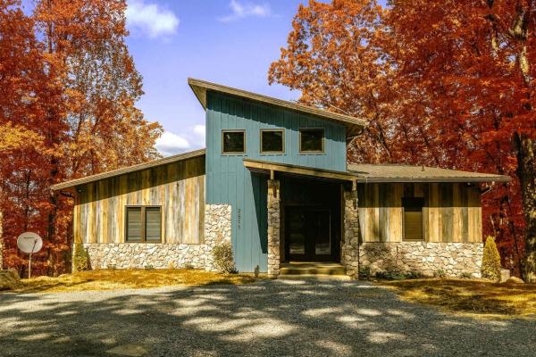 A la foto es mostra l'objecte Spacious Mountain Chalet with Private Pool situat a la ciutat de Sevierville.