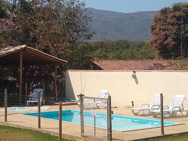 A la foto es mostra l'objecte JACARANDÁ Chalés com piscina em São José da Serra MG situat a la ciutat de Benfica.