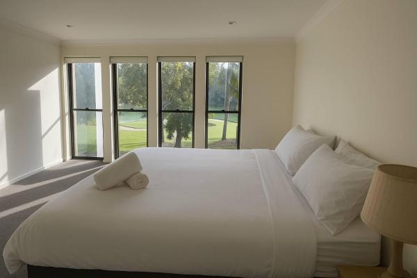 På bildet vises objektet Golfside Escape – Stylish 3BR Townhouse in Robina som ligger i byen Mudgeeraba.