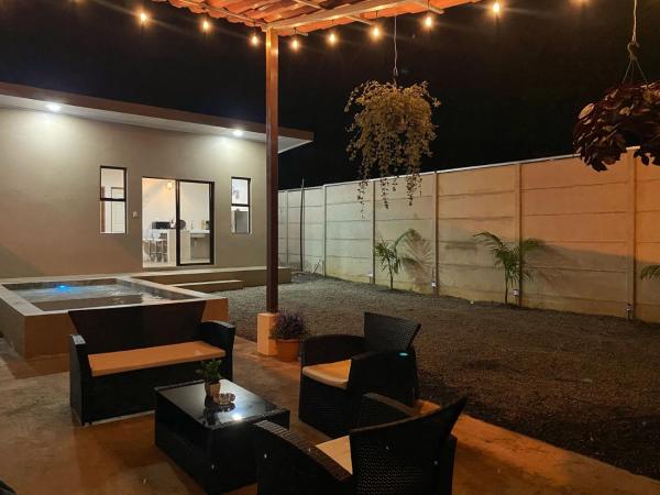 A la foto es mostra l'objecte Tropical House situat a la ciutat de Comadre.