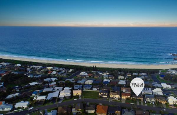 A la foto es mostra l'objecte One Mile Horizon - 70's Beach House situat a la ciutat de Forster.