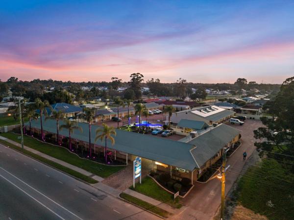 The photo shows the Pinjarra Resort located in the city of Dwellingup.