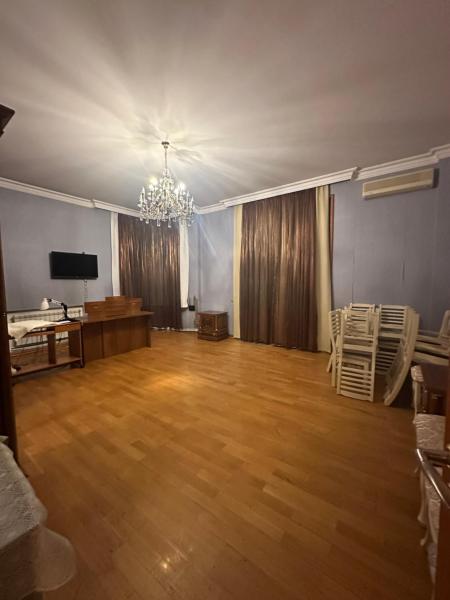 Фотография 2: Large & Comfortable 4-Bedroom Flat in Downtown