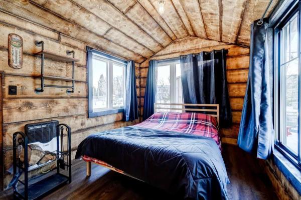 На фото показан объект Your Cozy Cabin Retreat, расположенный в городе Saint-Rémi-dʼAmherst.