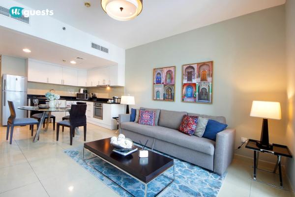 Na fotografii je vidět objekt HiGuests - Fabulous Duplex With Breathtaking Lake Views nacházející se ve městě Dubaj.