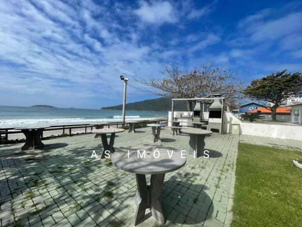 På billedet ses objektet Um Dormitório a beira mar!! beliggende i byen Florianópolis.