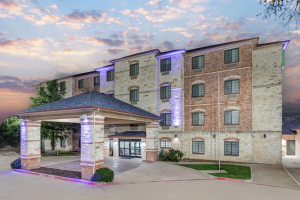 Na fotografii je vidět objekt Holiday Inn Express and Suites Granbury by IHG nacházející se ve městě Cresson.