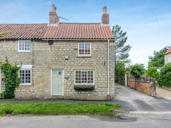 A la foto es mostra l'objecte Maple Cottage situat a la ciutat de Stonegrave.