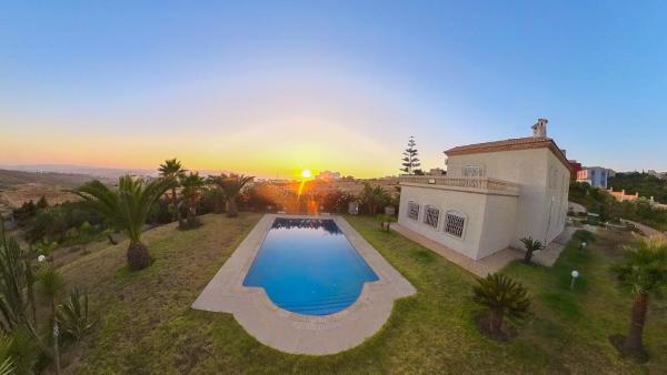 Na foto é possível ver o objeto Luxury Villa 4-Bedroom Estate with Panoramic Tanger Bay Sea View, Private Pool, Garden localizado na cidade de Aïn Zeïtoûria.