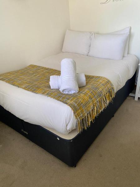 Foto 8: Contractor & Group Stay 6-Bed House with Parking