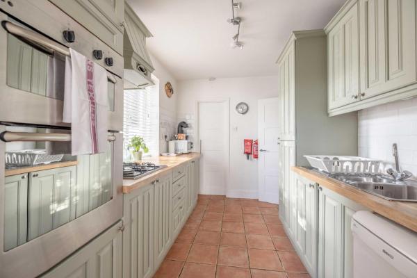 Foto 3: Contractor & Group Stay 6-Bed House with Parking