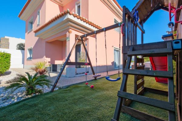 Na fotografii je vidět objekt Sunny Caparica House nacházející se ve městě Charneca.