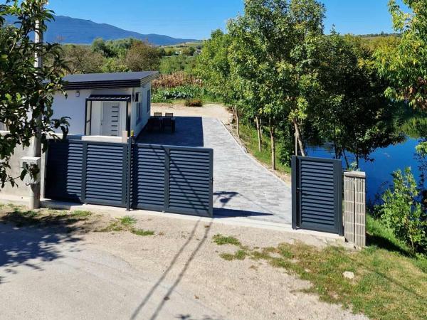 The photo shows the Apartman A&A located in the city of Zlopoljac.