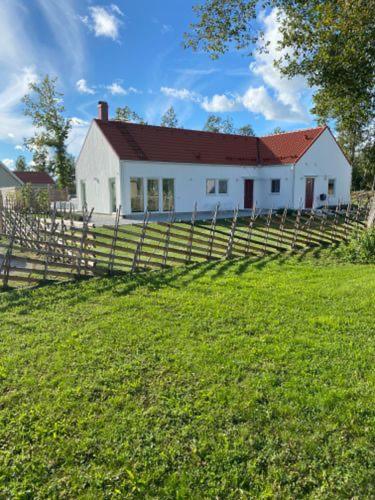 Na zdjęciu widoczny jest obiekt Villa Gotland 12 bäddar położony w mieście Gnisvärd.