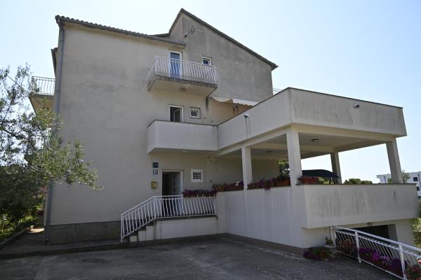 A la foto es mostra l'objecte Apartments with parking space Brodarica, Sibenik - 15708 situat a la ciutat de Ražine.