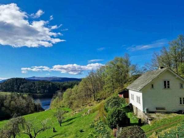 På billedet ses objektet Family Cabin By The Fjord In Tysnes beliggende i byen Uggdal.