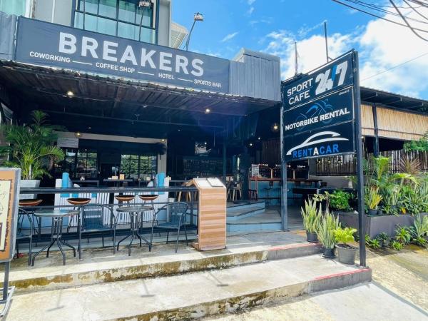 A la foto es mostra l'objecte Breakers Hotel Rawai situat a la ciutat de Rawai Beach.