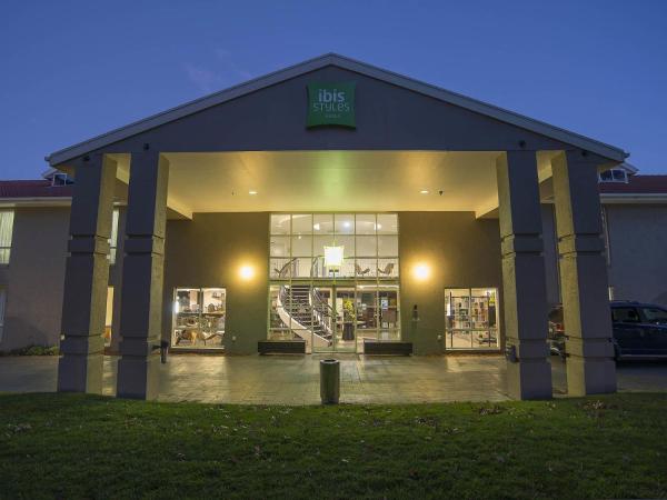 The photo shows the ibis Styles Canberra located in the city of Fyshwick.