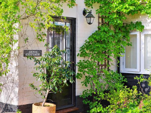 A la foto es mostra l'objecte Dove Cottage situat a la ciutat de Holton.