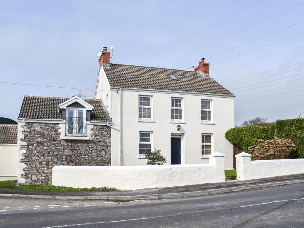 Na foto é possível ver o objeto Y Parlwr localizado na cidade de Kidwelly.