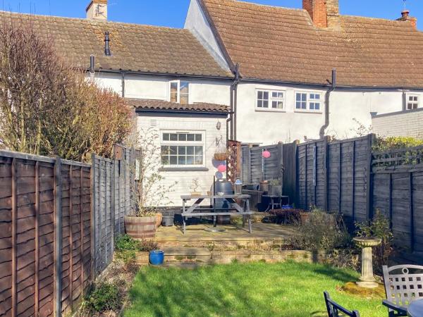The photo shows the Sunny Meadow Cottage located in the city of Great Waldingfield.