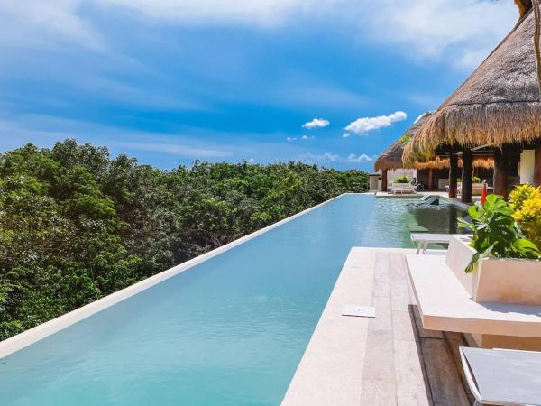 Na zdjęciu widoczny jest obiekt Rooftop Luxury in Aldea Zama położony w mieście Tulum.
