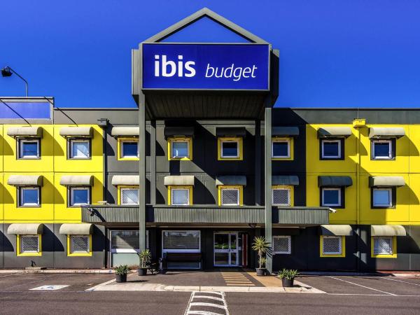 The photo shows the ibis Budget - Fawkner located in the city of Melbourne.
