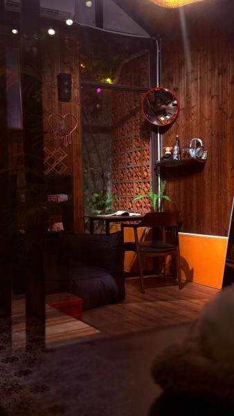 A la foto es mostra l'objecte Amber Mono situat a la ciutat de Ái Mộ.