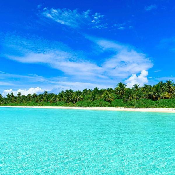 På bilden syns objektet Long Beach Laamu Hotel som ligger i staden Laamu.