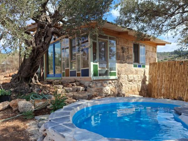 Nella foto è visibile l'oggetto כליל השחר - יחידה זוגית קסומה עם בריכה פרטית situato nella città di ‘Amqa.