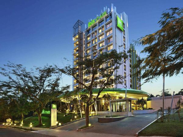 写真にはCibitung市にあるIbis Styles Bogor Rayaが写っています。