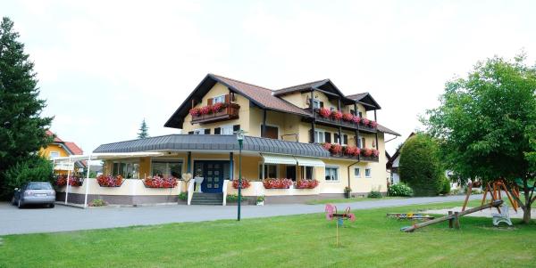 The photo shows the Schwanbergerstüberl located in the city of Mainsdorf.