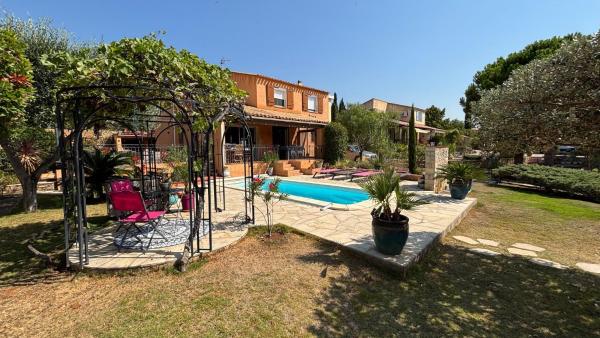 Nella foto è visibile l'oggetto Villa 900 m du centre et plages, piscine, parking situato nella città di Bandol.