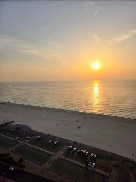 Na fotografii je vidět objekt Beachfront 2-Bedroom Apartment with Sea View nacházející se ve městě Adžmán.