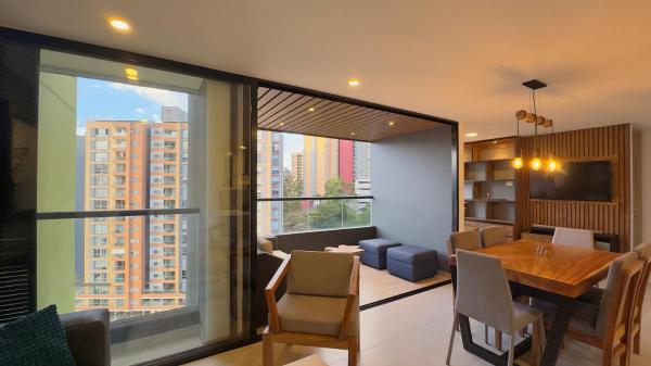 En la foto se muestra el objeto 2br Luxe Cozy Views Las Brujas Envigado ubicado en la ciudad de Envigado.