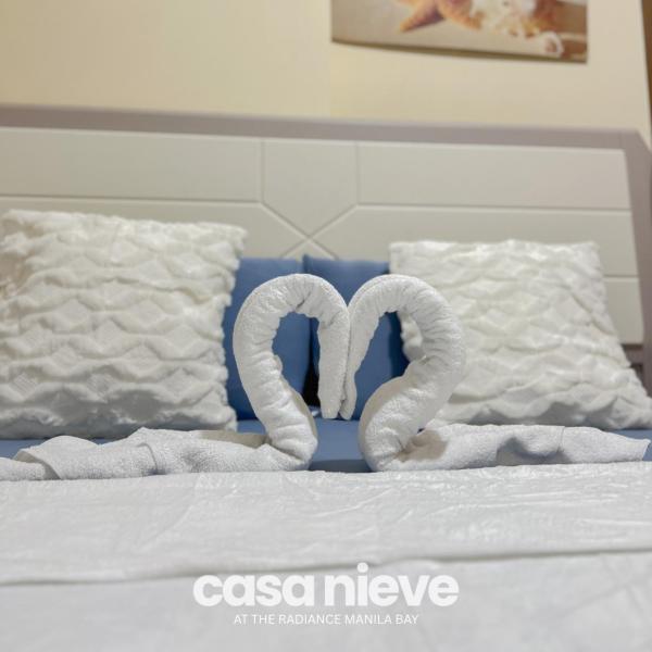 Na zdjęciu widoczny jest obiekt Casa Nieve Manila Bay Pet Friendly 1BR with Netflix and Pool View położony w mieście Sampong.