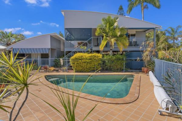The photo shows the Wagtail on Banksia located in the city of Old Bribie.
