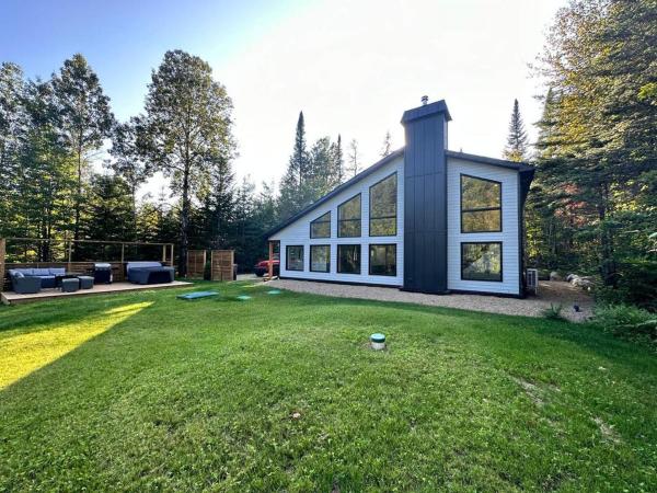 Na fotografii je vidět objekt Spa River Pool Table - Chalet Ombre & Lumiere nacházející se ve městě Entrelacs.