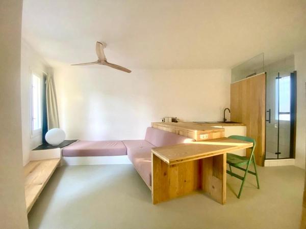 På bilden syns objektet Cadaqués Nest som ligger i staden Cadaqués.