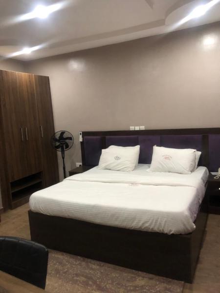 På billedet ses objektet Fully furnished Single room shortlet apartment beliggende i byen Jidu.